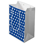 White Polka Dot on Blue Background Medium Cadeauzakje (Voorkant Gekanteld)
