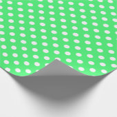 White Polka Dot on Light Green Medium Space Cadeaupapier (Hoek)