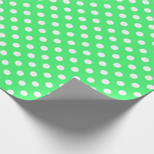 White Polka Dot on Light Green Medium Space Cadeaupapier (Hoek)