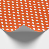 White Polka Dot op Bright Oranje Middelgrote Ruimt Cadeaupapier (Hoek)
