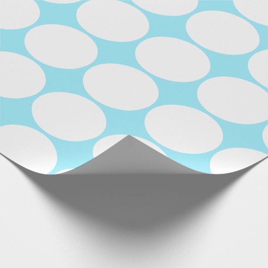 White Polka Dots on Summer Sky Blue Cadeaupapier (Hoek)