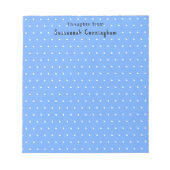 White Polka Dots Pattern op Pastel Blue Custom Notitieblok (Voorkant)