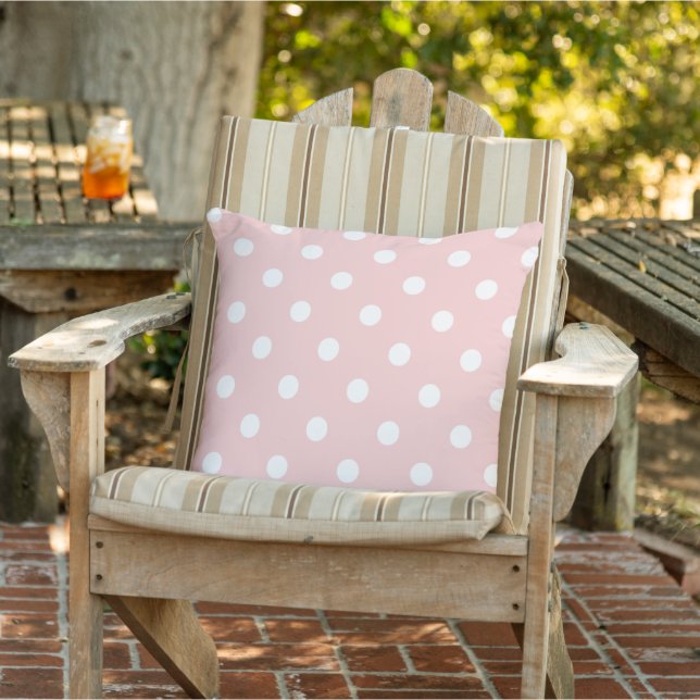 White Polkadots Pattern on Pastel Blush Pink Buitenkussen (Stoel)