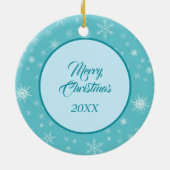 White Poodle Evergreen Blue Snowflake Border Keramisch Ornament (Achterkant)