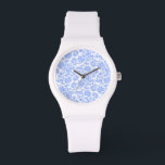 White Powder Blue Floral Damaskers Horloge<br><div class="desc">Elegant pastel poeder blue floral damkers boven aangepaste witte achtergrond. Als u om het even welke hulp nodig hebt die om het even welk van mijn design aanpassen,  contacteer de ontwerper ArtOnWear. Vrije tekst formatteren met levende hulp beschikbaar door verzoek.</div>
