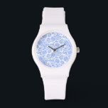 White Powder Blue Floral Damaskers Horloge<br><div class="desc">Elegant pastel poeder blue floral damkers boven aangepaste witte achtergrond. Als u om het even welke hulp nodig hebt die om het even welk van mijn design aanpassen, contacteer de ontwerper ArtOnWear. Vrije tekst formatteren met levende hulp beschikbaar door verzoek.</div>