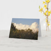 White Puffy Clouds over Treetops Background Kaart (Gele Bloem)