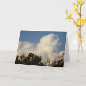 White Puffy Clouds over Treetops Background Kaart (Gele Bloem)