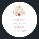 White Pumpkin Paars & Terracotta Flowers Wedding Ronde Sticker<br><div class="desc">Een eenvoudige sticker die perfect is als je trouwuitnodiging zegels of je gunsten die voorzien zijn van een waterverf witte pompoen met paarse,  perzik- en terracotta-bloemen. Personaliseer je naam en trouwdatum.</div>