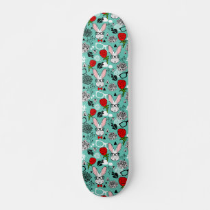 White rabbit in roses persoonlijk skateboard