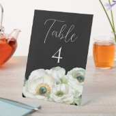 White Ranunculus Wedding Table Number op Black Reclamebord Met Voetstuk (Insitu)