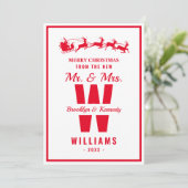 White Red Monogram Pas getrouwd Mr. en Mrs. Feestdagenkaart (Staand voorkant)