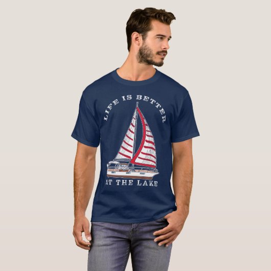 White Red Sail Zeilboot Het leven is beter bij het T-shirt (Voorkant volledig)