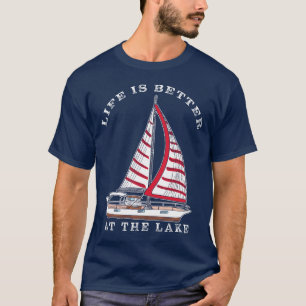 White Red Sail Zeilboot Het leven is beter bij het T-shirt