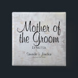 White Reflections Moeder of the Groom Nametag Vierkante Button 5,1 Cm<br><div class="desc">Deze prachtige naamplaatsknop is perfect voor het identificeren van belangrijke leden van de trouwpartij bij het vrijgezellenfeest, het repetitieve diner, of de trouwreceptie. Het is ontworpen als onderdeel van onze White Reflections Wedding Suite en bevat zwarte tekst op een achtergrond van witte bloemen en harten. De tekst is volledig aanpasbaar...</div>