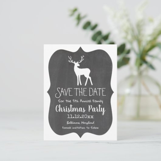 White Reindeer Chalkboard Jaarlijks Kerstfeest Aankondigingskaart (Staand voorkant)