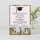 White Ribbon and Camouflage Afstuderen Invitation Kaart (Staand voorkant)