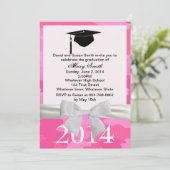 White Ribbon Pink Camouflage Afstuderen Uitnodigin Kaart (Staand voorkant)