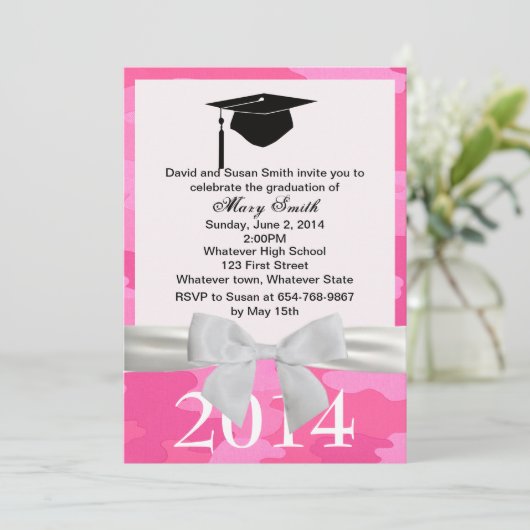 White Ribbon Pink Camouflage Afstuderen Uitnodigin Kaart (Staand voorkant)