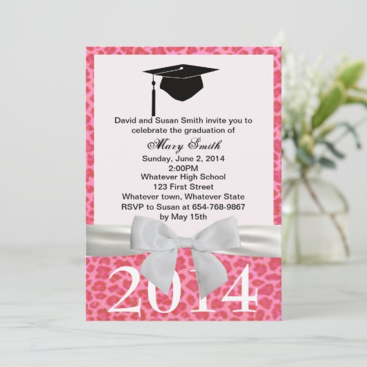 White Ribbon Pink Leopard Afstuderen Uitnodiging (Staand voorkant)