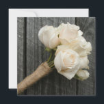White Rose Bouquet & Barnwood Wedding Invitation Kaart<br><div class="desc">Een huwelijksuitnodiging met een foto van een bouquet witte rozen met stengels die zijn gewikkeld in een dubbele loop over een achtergrond van barnwood.  Personaliseer met details van uw gelegenheid aan tegenovergestelde kant,  die ook barnwood achtergrond kenmerkt.</div>