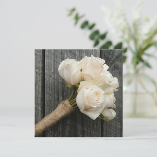 White Rose Bouquet & Barnwood Wedding Invite Kaart (Staand voorkant)