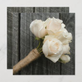 White Rose Bouquet & Barnwood Wedding Uitnodigen Kaart (Voorkant / Achterkant)