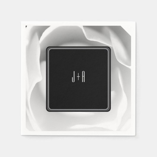 White Rose | Elegant bloemontwerp op zwart Servet (Voorkant)