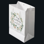 White Rose Floral Eucalyptus Wreath 90th Birthday Medium Cadeauzakje<br><div class="desc">Een geweldige cadeautas om een 90e verjaardag te vieren. Een zeer  witte roos en eucalyptus met lijsten die gelukkig jarig zijn,  de naam van de beroemde en de verjaardagsdatum. Alle tekst kan worden bewerkt.</div>