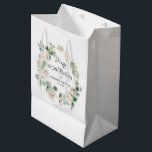 White Rose Floral Eucalyptus Wreath 90th Birthday Medium Cadeauzakje<br><div class="desc">Een geweldige cadeautas om een 90e verjaardag te vieren. Een zeer  witte roos en eucalyptus met lijsten die gelukkig jarig zijn,  de naam van de beroemde en de verjaardagsdatum. Alle tekst kan worden bewerkt.</div>