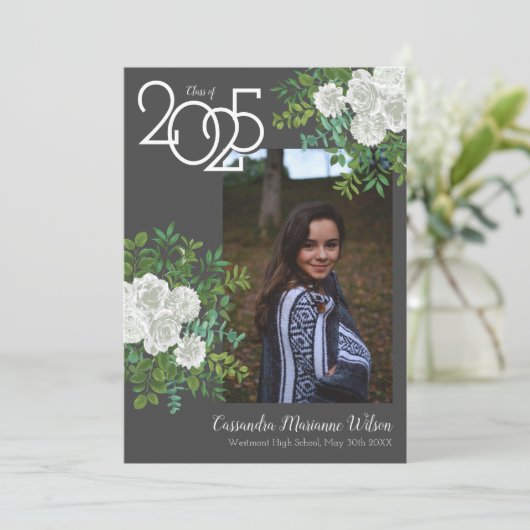 White Rose Gray Foto Afstuderen Aankondiging (Staand voorkant)