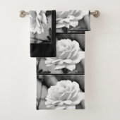 White Rose on Black Bathroom Towels Bad Handdoek (Insitu)