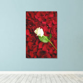 White Rose on Red Petals Canvas Afdruk (Insitu (Houten vloer))