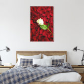 White Rose on Red Petals Canvas Afdruk (Insitu (Slaapkamer))