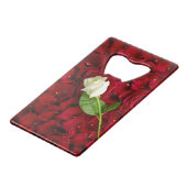 White Rose on Red Petals Creditkaart Flessenopener (Achterkant Gekanteld)