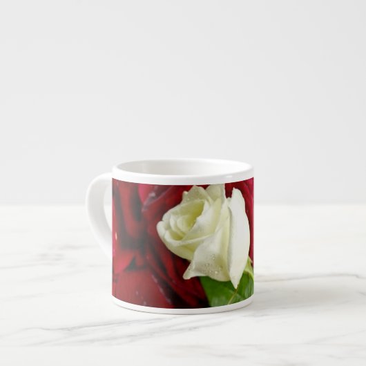 White Rose on Red Petals Espresso Kop (Links)