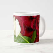 White Rose on Red Petals Grote Koffiekop (Voorkant rechts)