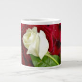 White Rose on Red Petals Grote Koffiekop (Voorkant)