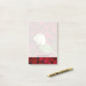 White Rose on Red Petals Post-it® Notes (Op bureau)