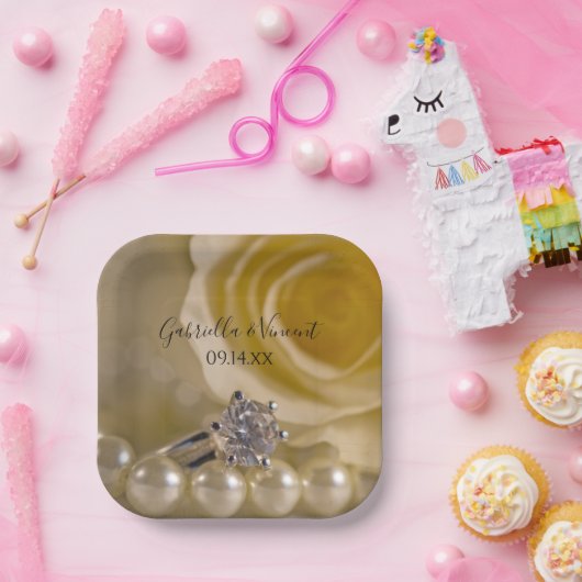 White Rose, Ring and Pearls Wedding Papieren Bordje (Feest)