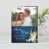White Roses Blue Wood Lantern Foto Weddenschap Save The Date (Staand voorkant)