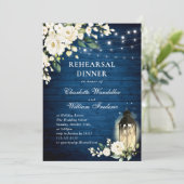 White Roses Blue Wood Lantern Rehearsal Dinner Kaart (Staand voorkant)