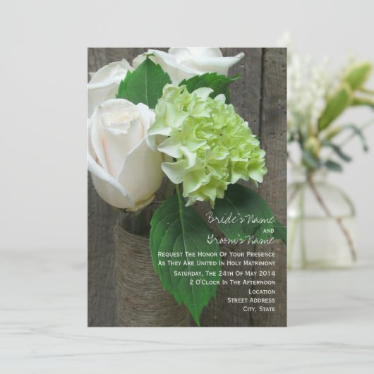 White Roses & Hydrangeas Rustic Barn Wood Wedding Kaart (Staand voorkant)