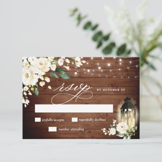 White Roses Rustic Wood Lantern RSVP Card (Staand voorkant)