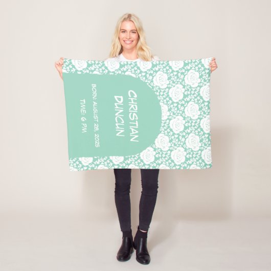 White Roses with An Arch Baby Shower Gift Fleece Deken (In situ)