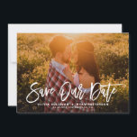 White Rustic Calligraphy Photo Save Our Date Save The Date<br><div class="desc">Stijlvol sparen de datumaankondiging met rustige moderne kalligrafie met groen bladpatroon. Dit zal een perfecte redding zijn voor de lente- en zomerbruiloft. U kunt de rug aanpassen door uw eigen patroon toe te voegen of een andere foto toe te voegen.</div>