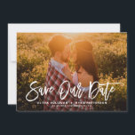 White Rustic Calligraphy Photo Save Our Date Save The Date<br><div class="desc">Stijlvol sparen de datumaankondiging met rustige moderne kalligrafie met groen bladpatroon. Dit zal een perfecte redding zijn voor de lente- en zomerbruiloft. U kunt de rug aanpassen door uw eigen patroon toe te voegen of een andere foto toe te voegen.</div>