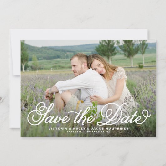 White Rustic Whimsical Script Floral Foto Save The Date (Voorkant)