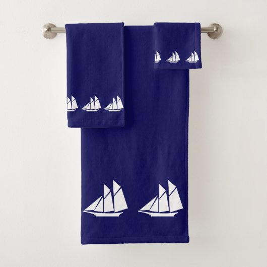 White Sailing Yachts op Navy Blue Bad Handdoek (Insitu)