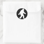 White Sasquatch Silhouette voor donkere achtergron Ronde Sticker (Tas)